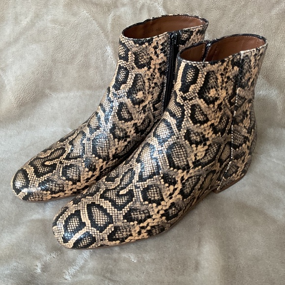 Aquatalia Shoes - Aquatalia Ulyssa Snakeskin Ankle Boots size8